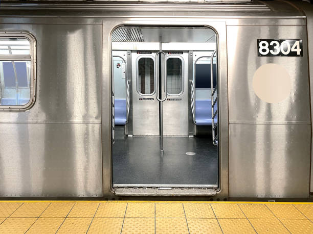subway - vehicle door imagens e fotografias de stock