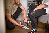 vater-lehrt-seinen-sohn-wie-man-einen-sportschuh-bindet.jpg?b=1&s=170x170&k=20&c=4HLKyme_wNJyZtp8JTIZ1mcUEgjXhlRqq_pimj7xklY=