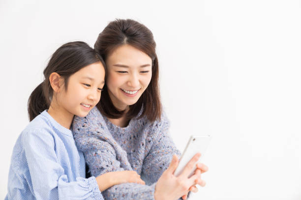 asian mother and daughter,smart phone young asian mother and daughter,smart phone child japanese culture japan asian ethnicity stock pictures, royalty-free photos & images