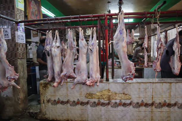 carne de cordero que se muestra a la venta en el mercado de mutton, departamento de salud certifica la higiene y calidad de los productos en el matadero en mysuru, india. - dead animal butcher meat sheep fotografías e imágenes de stock
