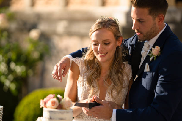 cortar el pastel de boda - wedding cake newlywed wedding cake fotografías e imágenes de stock