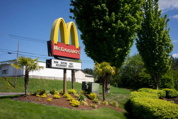 signe d’arches d’or de mcdonald’s - mcdonalds french fries branding sign photos et images de collection