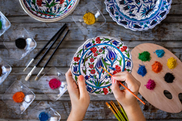 lezione di pittura in ceramica di piastrelle fatta a mano. - brushing paint house painter human hand foto e immagini stock