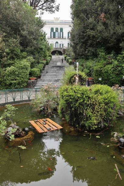 neapol - spojrzenie na staw villa floridiana - villa italian culture facade ornamental garden zdjęcia i obrazy z banku zdjęć