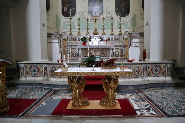 неаполь - алтарь в церкви сан-карло alle mortelle - italian chapel стоковые фото и изображения