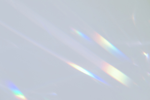 Textura de refracción de la luz arco iris borrosa en la pared blanca photo