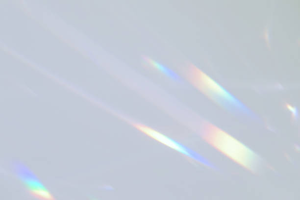 textura de refracción de la luz arco iris borrosa en la pared blanca - refracción fotografías e imágenes de stock