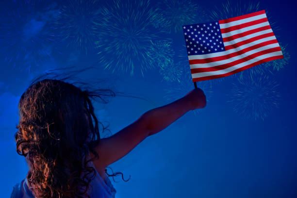la bambina tiene la bandiera usa sotto i fuochi d'artificio. - child flag fourth of july little girls foto e immagini stock