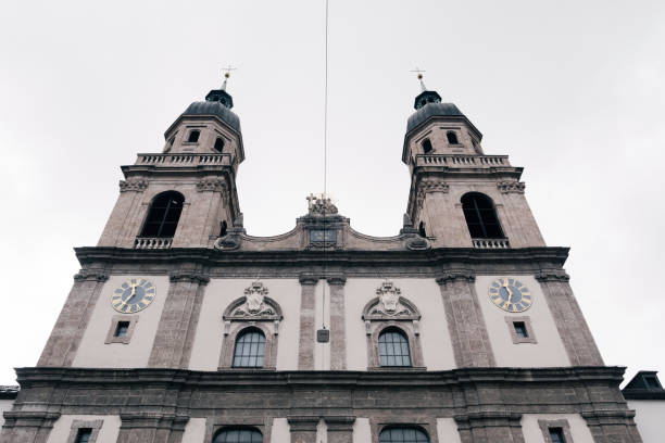 오스트리아 인스브루크에 있는 거룩한 삼위일체 예수회 교회 - catholicism north tirol austria europe 뉴스 사진 이미지