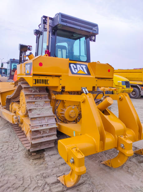 lagarta d9r por cat ao ar livre no canteiro de obras - caterpillar truck - fotografias e filmes do acervo