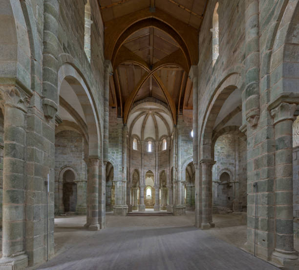 wnętrze starego klasztoru carboeiro, w prowincji coruña, galicja. - view from altar zdjęcia i obrazy z banku zdjęć