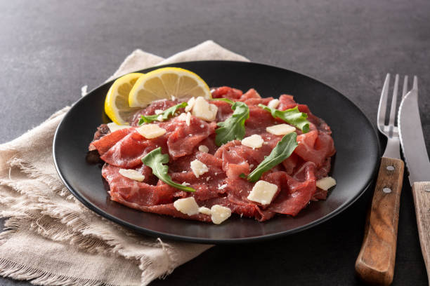 marmurowe carpaccio wołowe - beef carpaccio zdjęcia i obrazy z banku zdjęć