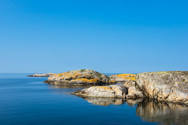 スウェーデンのフィエルバカ近くの天気諸島への眺め - vastergotland ストックフォトと画像