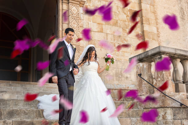 feliz pareja joven recién casado - wedding reception bridesmaid wedding party fotografías e imágenes de stock