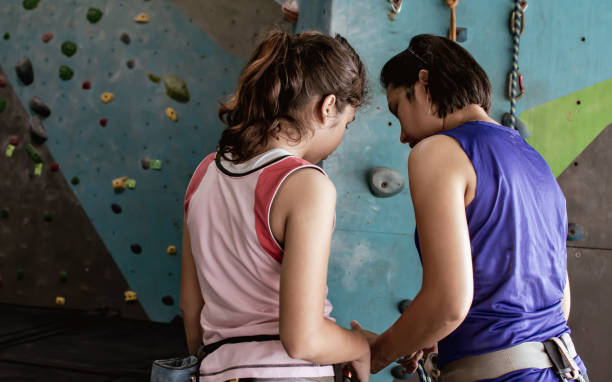 ロッククライミングのために娘を教える母 - climbing mountain climbing rock climbing women ストックフォトと画像