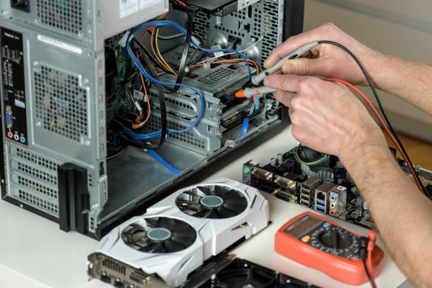 il riparatore controlla la manutenzione del computer con un multimetro. - machine part built structure hard drive circuit board foto e immagini stock