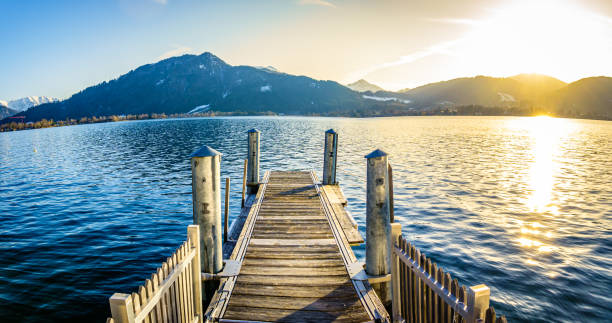 пейзаж на озере tegernsee - tegernsee lake tegernsee lake mountain стоковые фото и изображения