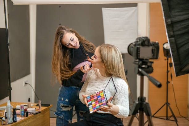 istock Girl show how to make up on the vlog 1316460551