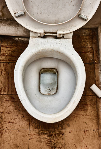 отвратительный грязный туалет в одинаково грязном киоске - vile стоковые фото и изображен�ия