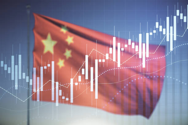 中国の国旗��と青空の背景、研究と分析の概念に仮想クリエイティブ金融チャートホログラムのマルチエクスポージャー - multi national ストックフォトと画像