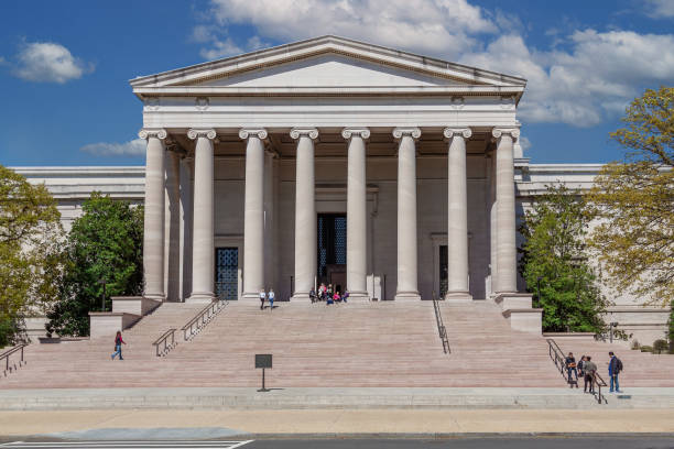 us national gallery of art, smithsonian museum, con blue sky e puffy clouds, washington dc. - us national gallery of art museum steps column foto e immagini stock