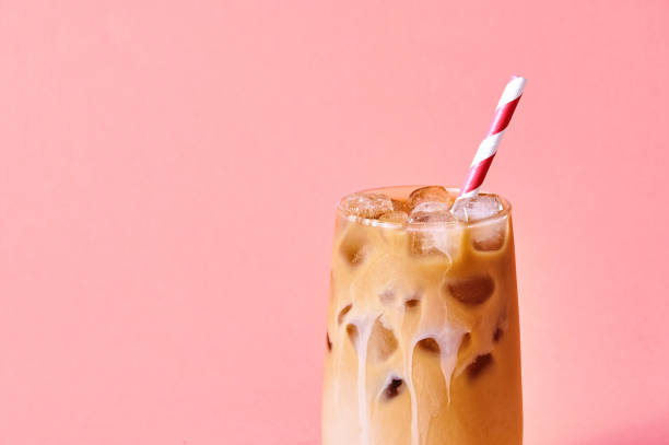 핑크 배경에 키가 큰 안경에 우유와 클로즈업 아이스 커피. 컨셉 상쾌한 여름 음료 - latté 뉴스 사진 이미지