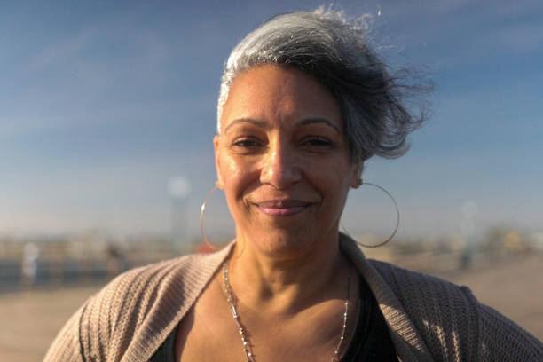 retrato de una mujer negra feliz en la playa - cámara lenta fotografías e imágenes de stock