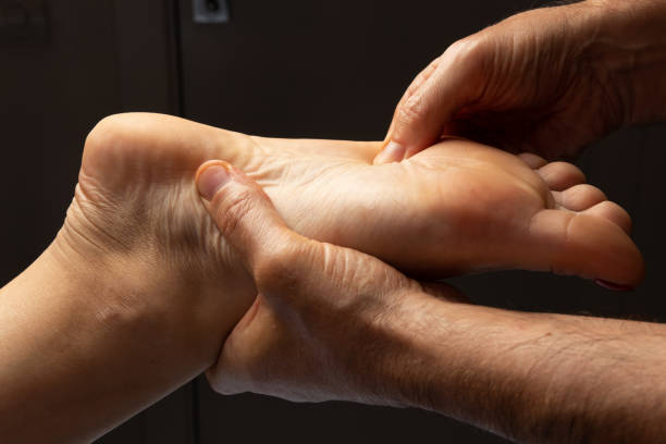 the masseur presses on the points on the foot - reflexology human foot spa treatment health spa imagens e fotografias de stock