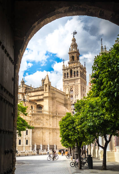 a torre giralda em sevilha vista dos muros de alcazar na espanha - seville sevilla santa cruz city - fotografias e filmes do acervo