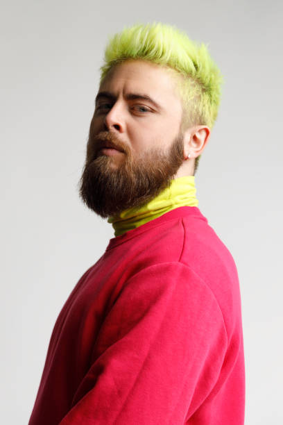 retrato del orgulloso joven y apuesto hombre caucásico barbudo con suéter casual rojo, con cara orgullosa, de pie medio de lado engreído. - foreman manager bossy cut out fotografías e imágenes de stock