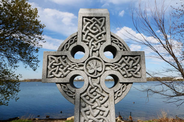 ウォーターフロントのアイルランド・ケルト十字架 - celtic cross celtic culture tombstone death ストックフォトと画像