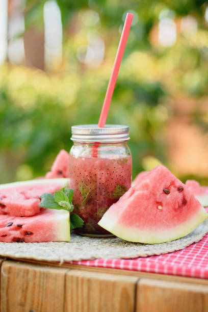 água melancia e hortelã infundida água desintoxicada. limonada com gelo e hortelã como bebida refrescante de verão em potes - strawberry mocktail smoothie cocktail - fotografias e filmes do acervo