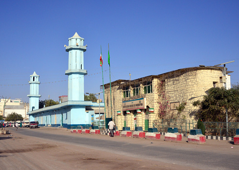 Hargeisa / Hargeysa, Somaliland, Somalia: looking west along National Road nr 1, Hargeisa City Hall and Friday Mosque (Jama Masjid), downtown district.