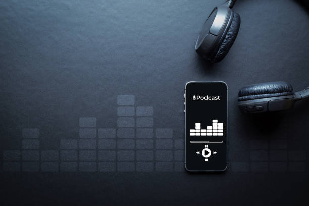 Podcast audio equipment. Audio microphone, sound headphones, podcast application on mobile smartphone screen. Recording sound voice on dark background. Live online radio player mockup banner equipo de audio de podcast. micrófono de audio, auriculares de sonido, aplicación de podcast en la pantalla del teléfono inteligente móvil. grabación de voz sonora sobre fondo oscuro. banner de maqueta de reproductor de radio en línea en vivo.