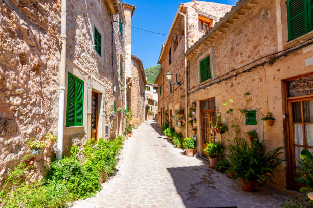 narrow streets of valldemossa, mallorca island, spain - valldemossa imagens e fotografias de stock