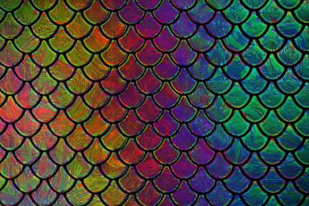 sfondo sirena scala di pesce squama modello olografico neon vetro colorato arcobaleno capesante texture abstract dragon rettile dinosauro serpente camaleonte lucertola pelle colorata perla lucido tonico macro fotografia - scaglioso foto e immagini stock