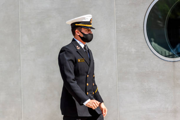 un cadetto che frequenta la us naval academy (usna) indossa una maschera facciale a causa della pandemia di covid 19. - us naval academy foto e immagini stock