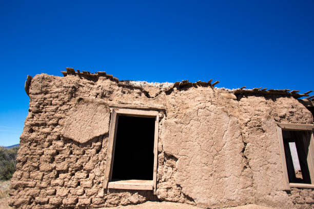 costillo, nm: abandoned ruined adobe house - window brick wall north american tribal culture building exterior imagens e fotografias de stock