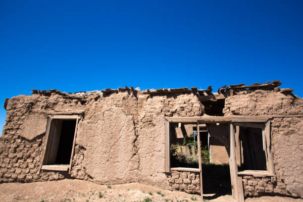 costillo, nm: abandoned ruined adobe house - window brick wall north american tribal culture building exterior imagens e fotografias de stock