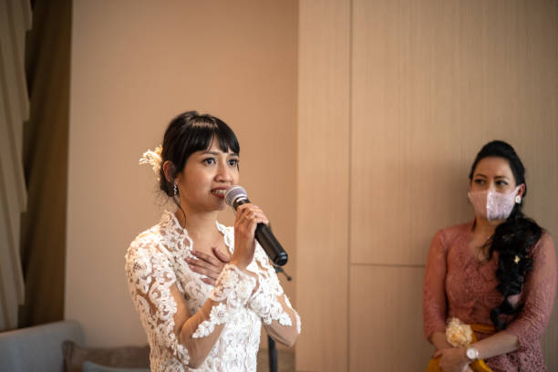 novia asiática haciendo un discurso en la recepción de la boda - wedding reception wedding bride bridesmaid fotografías e imágenes de stock