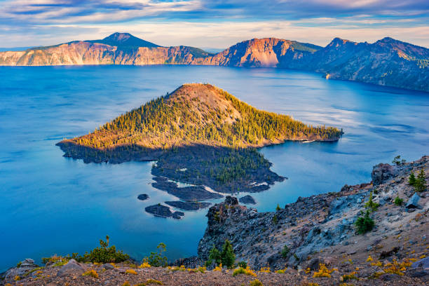 crater lake national park oregon ee.uu. puesta de sol - crater rim fotografías e imágenes de stock