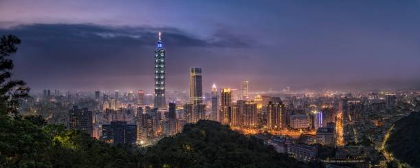 vista nocturna de la ciudad de taipéi en taiwán. - city wide fotografías e imágenes de stock