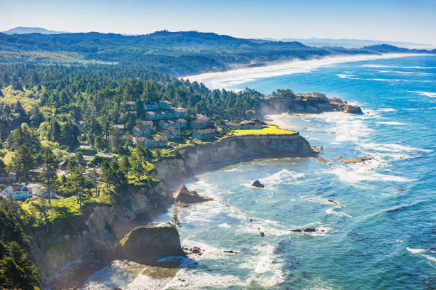 otter crest state scenic viewpoint in otter rock oregon usa - newport oregon imagens e fotografias de stock