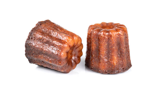 caneles französisch gebäck auf weißem hintergrund - muffin cake isolated small stock-fotos und bilder