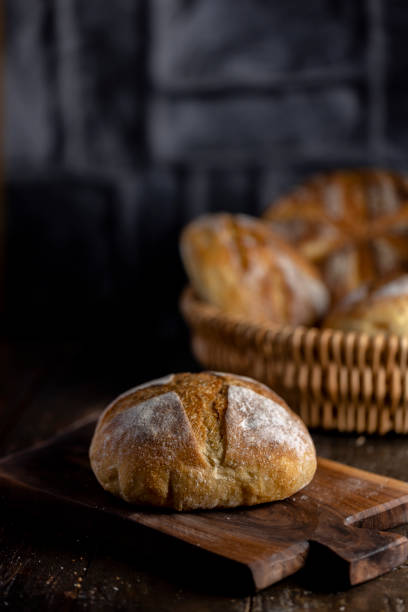 pão artesanal: pão de centeio azedo - bread bread basket basket whole wheat - fotografias e filmes do acervo