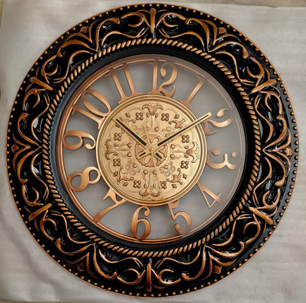 une horloge de mur colorée très royale de brun et noir - clock wall clock face clock hand photos et images de collection