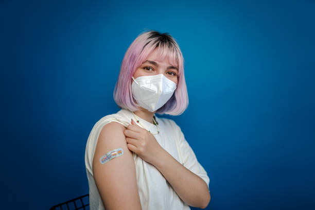 portret młodej kobiety zaszczepionej bandażem - injecting nurse doctor women zdjęcia i obrazy z banku zdjęć