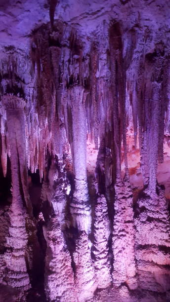 estalagnates en cueva de goteo en bulgaria - dripstone fotografías e imágenes de stock