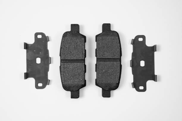 白い背景に対するブレーキパッド。ブレーキシステムの一部。 - car brake vehicle part part of ストックフォトと画像