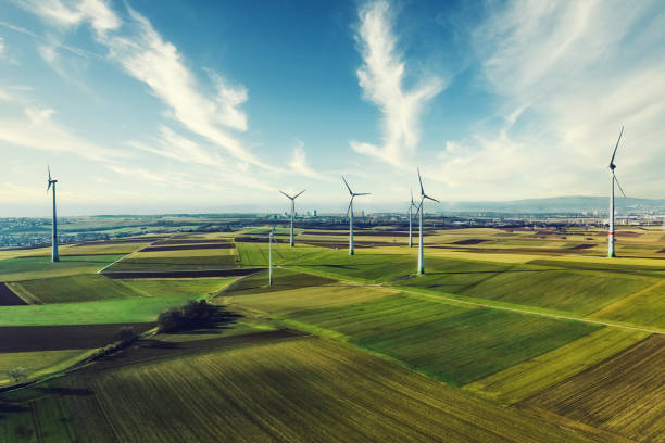 фотография ветровых турбин на сельской ветропарке. - factory green industry landscape стоковые фото и изображения